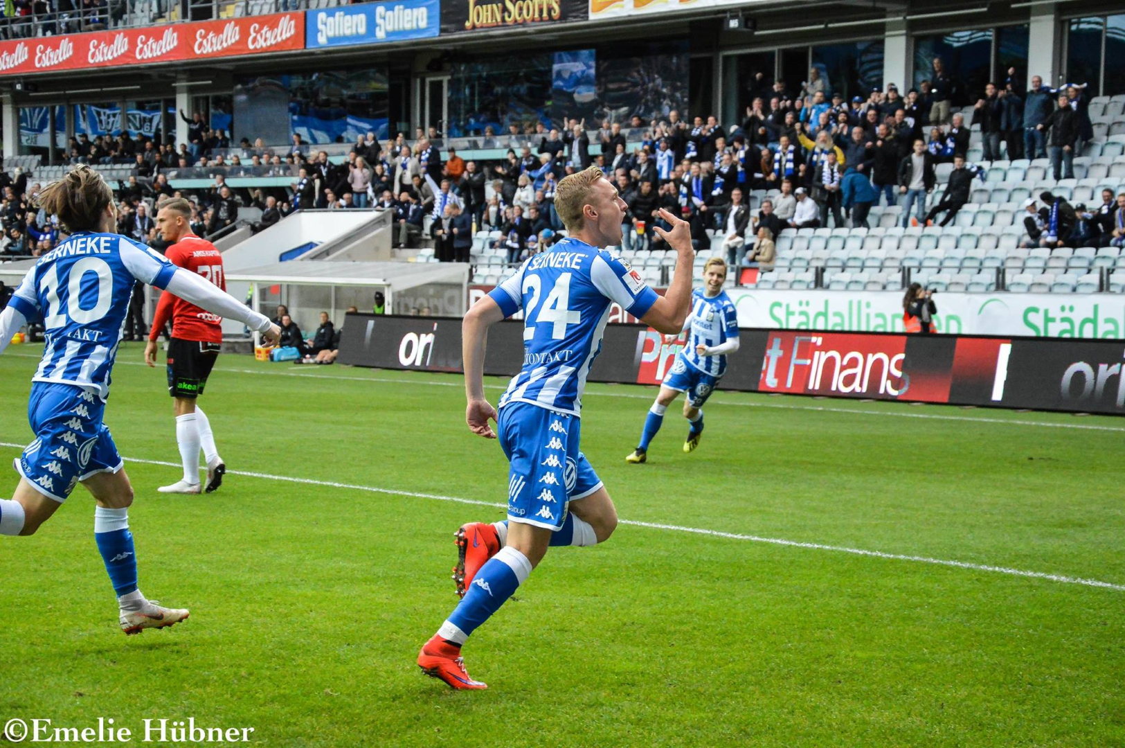 Målskytten Sebastian Ohlsson jagas av Patrik Karlsson Lagemyr till vänster (10).