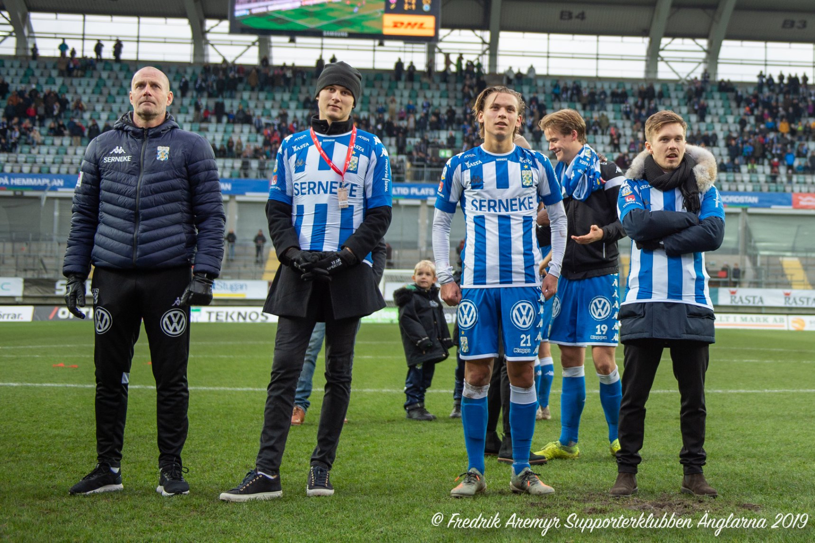 Målvaktstränaren Stefan Remnér, Rasmus Wikström, Noah Alexandersson, August Erlingmark och Patrik Karlsson Lagemyr efter matchen.