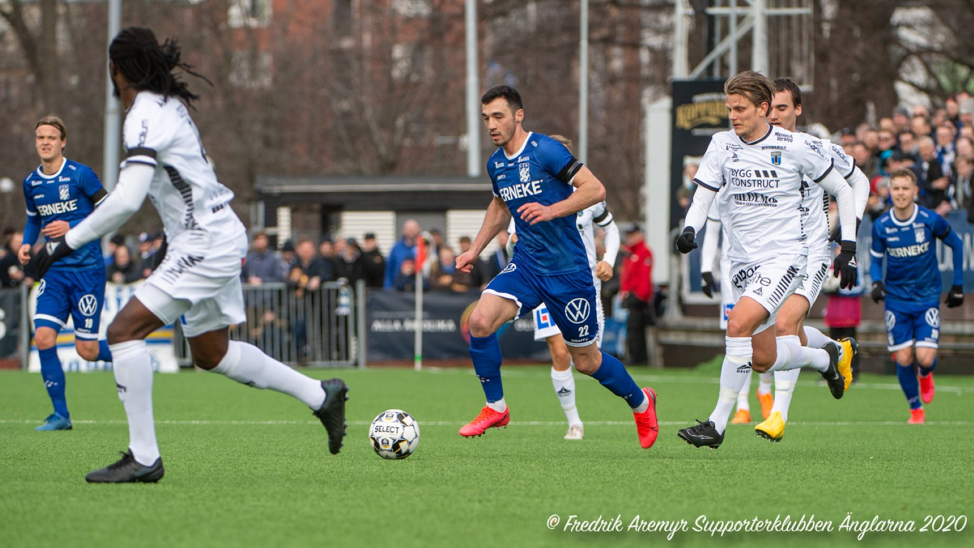Giorgi Kharaishvili med bollen.