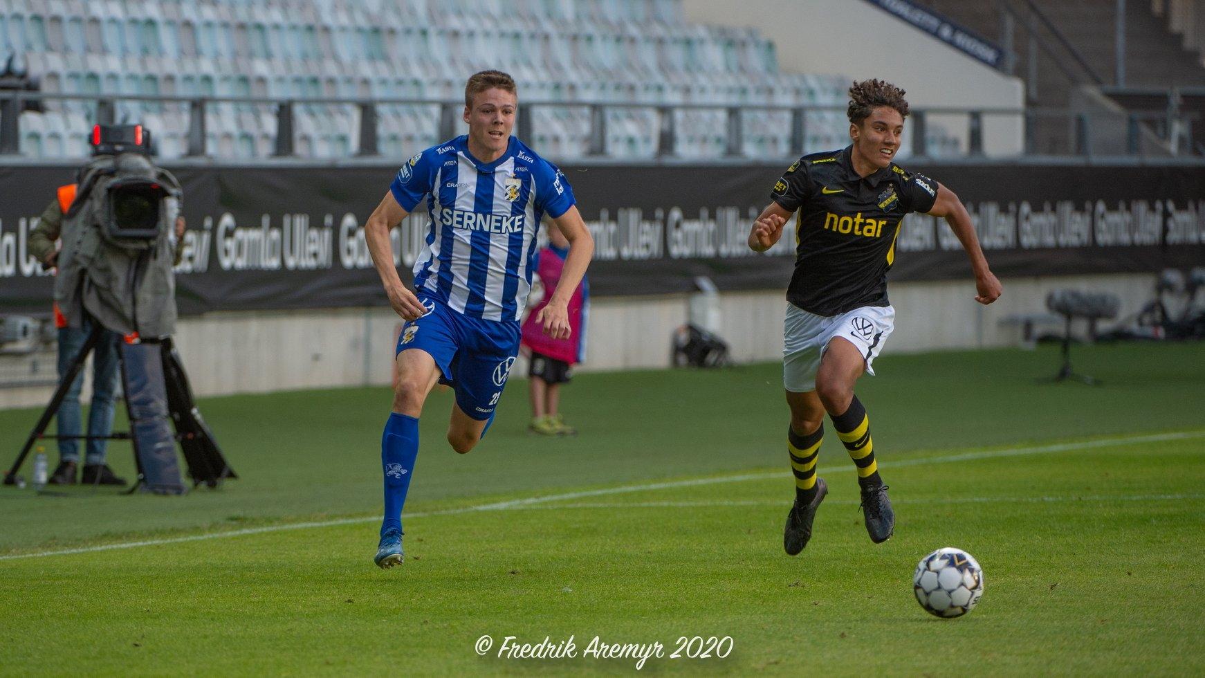 Emil Holm i en löpduell med AIK:s Robin Tihi.