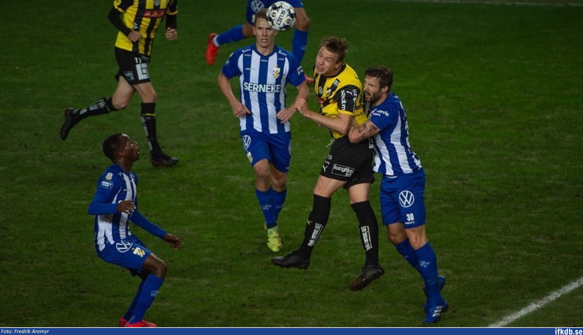 Mattias Bjärsmyr (t.h.) i hård kamp om bollen med Häckens Adam Andersson. I mitten ses Pontus Wernbloom och till vänster Alhassan Yusuf.
