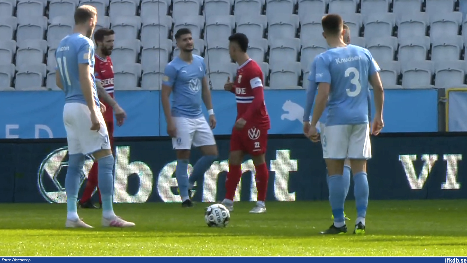 Mattias Bjärsmyr och Tobias Sana i säsongsnya bortatröjor.
