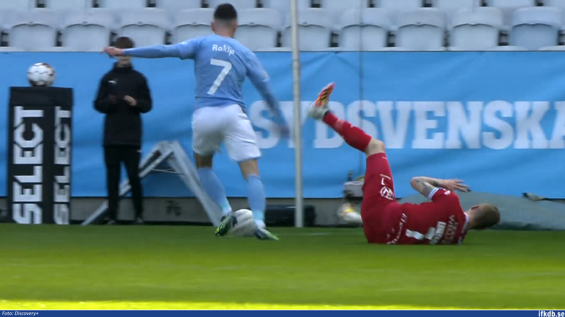Sebastian Eriksson får frispark efter en duell med Malmös Erdal Rakip.