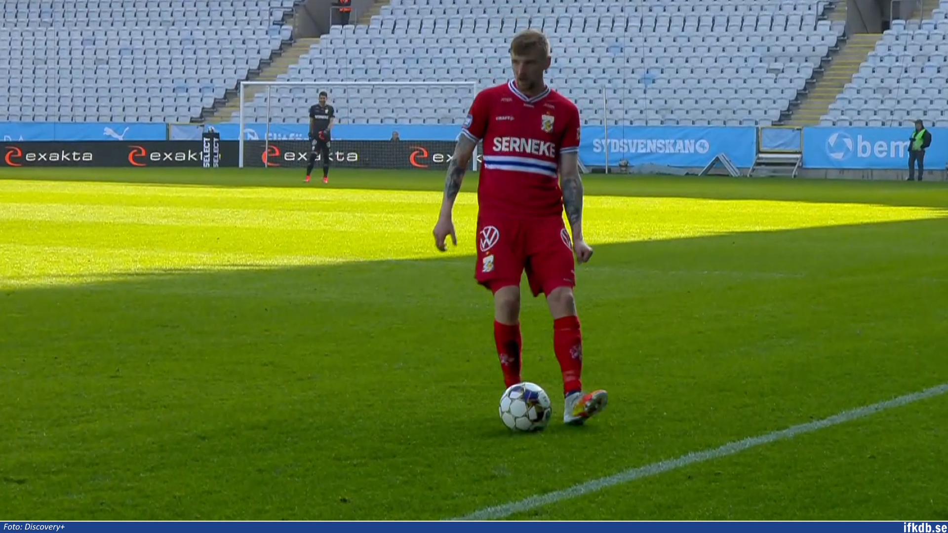 Sebastian Eriksson med en frispark.