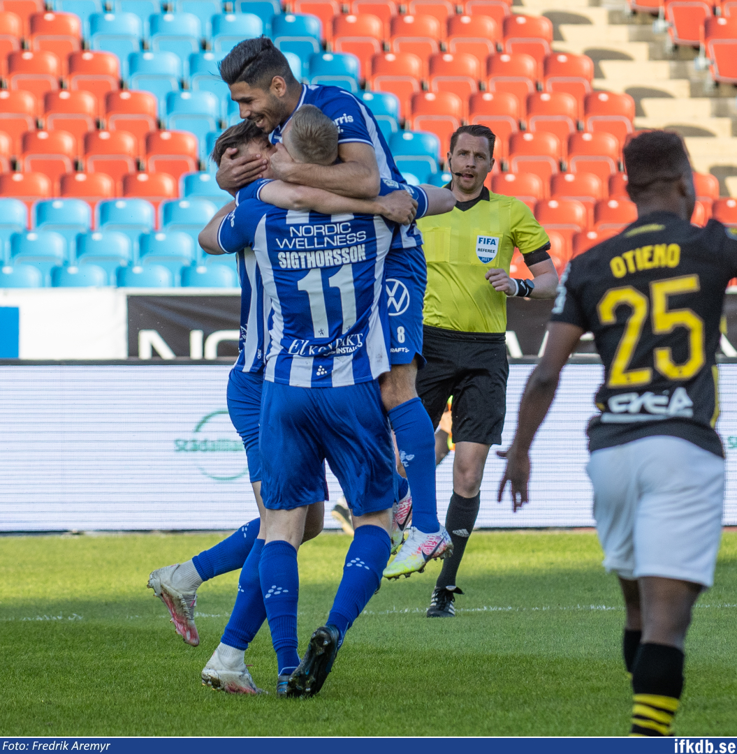 Måljubel mellan Simon Thern, Hosam Aiesh och Kolbeinn Sigthórsson efter den sisnämndes 1-0-.