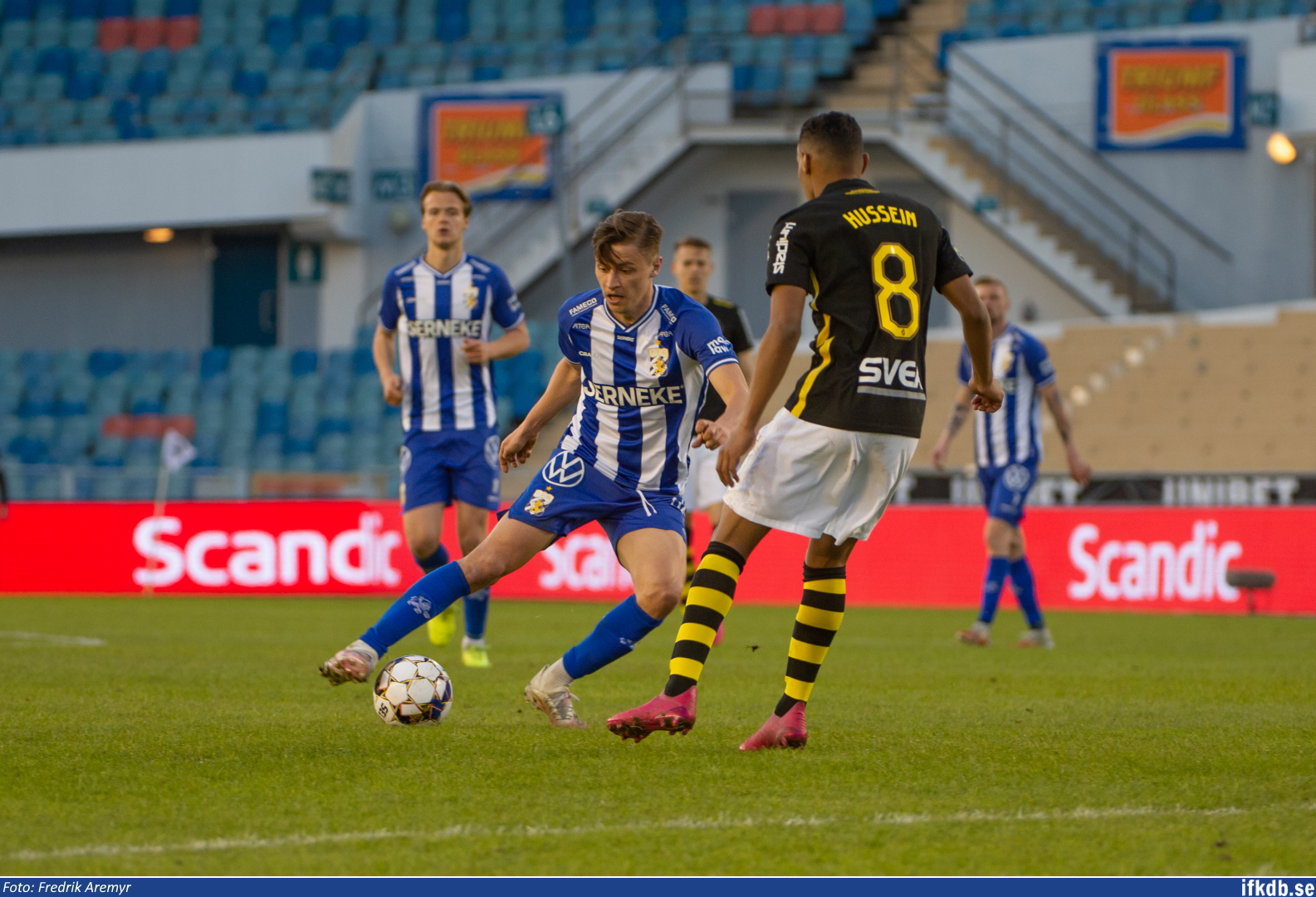Simon Thern dribblar. I bakgrunden ses August Erlinmark och Sebastian Eriksson.
