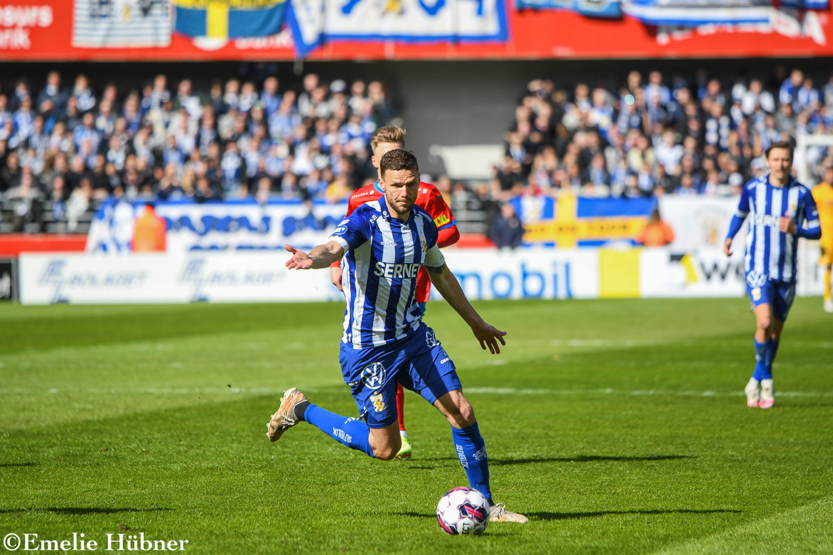 Marcus Berg med bollen. Till höger ses Simon Thern.
