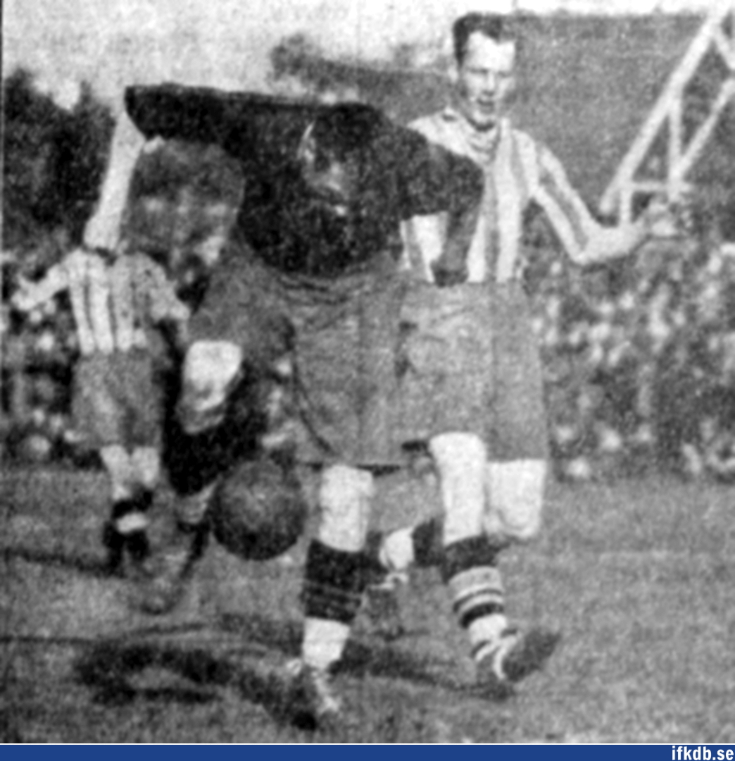 Herbert Samuelsson försöker hindra Sigge Olssons framfart.