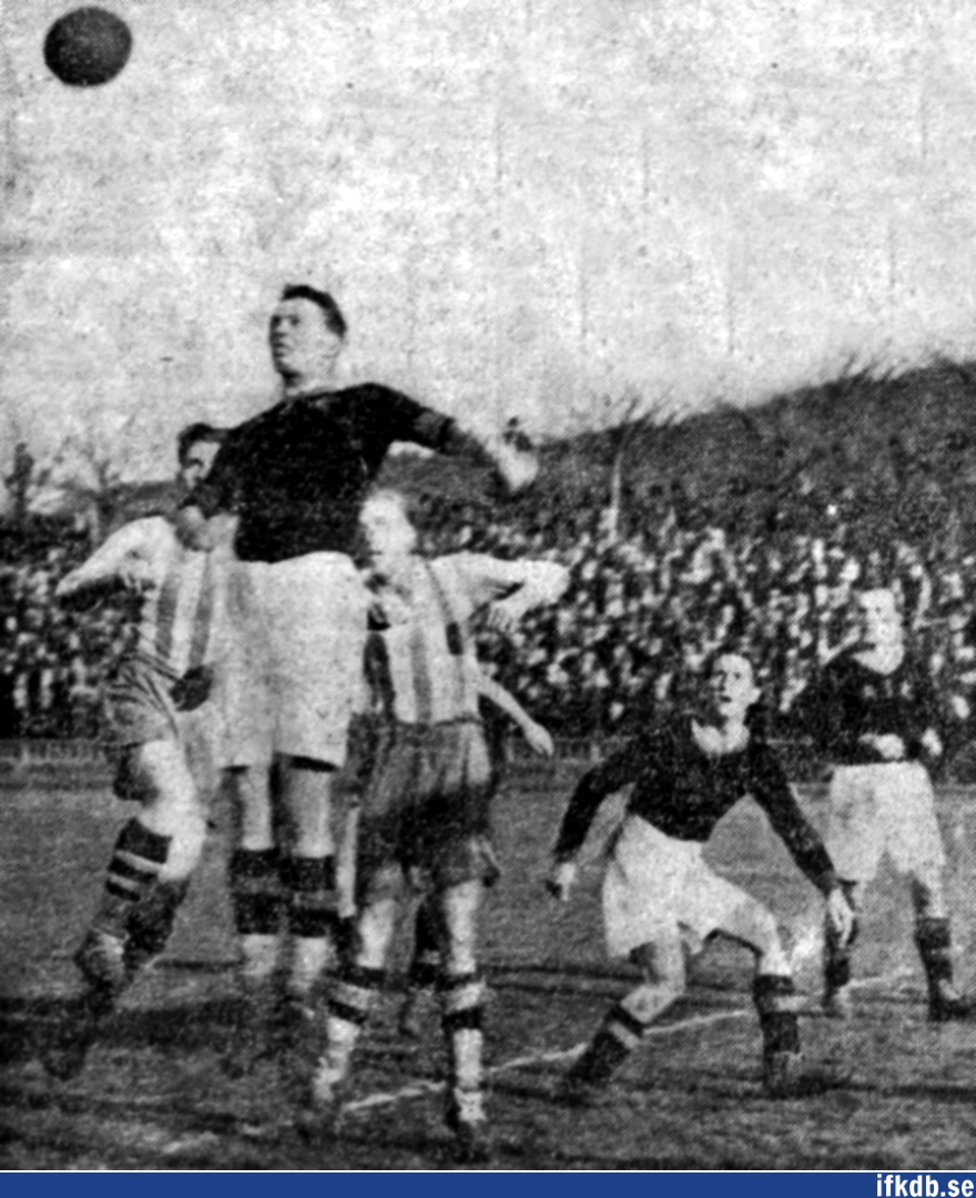 AIK-backen Sven Andersson nickar undan bollen framför Gunnar Rydberg.