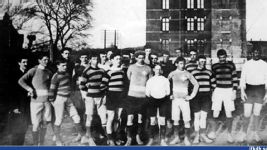 IFK Göteborgs och IK Vikingens spelare. Bilden tagen i samband med någon av Blåvitts första matcher någonsin.