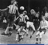 "Det var mestadels rörigt och grötigt på Gamla Ullevi. Här går många till väders men ingen tycks nå bollen. Fr h Reine Feldt, Ralf Söderblom, Ralf Blom samt Donald Niklasson och bakom honom Conny Aldorsson i hoppa högt" (GT)