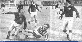 "Torbjörn Nilsson fälls bryskt innanför straffområdet av Bosse Andersson (t.v.)" (GT, 1975-04-13)