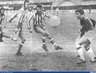 "IFK-anfallet på gång - Torbjörn Nilsson och Perra Eriksson gör gemensam aktion för att få hål på Södra-målet och får iväg bollen men Södra-kaptenen Tommy Kastman kan konstatera att bollen går utanför." (Göteborgsposten, 1975-04-13)