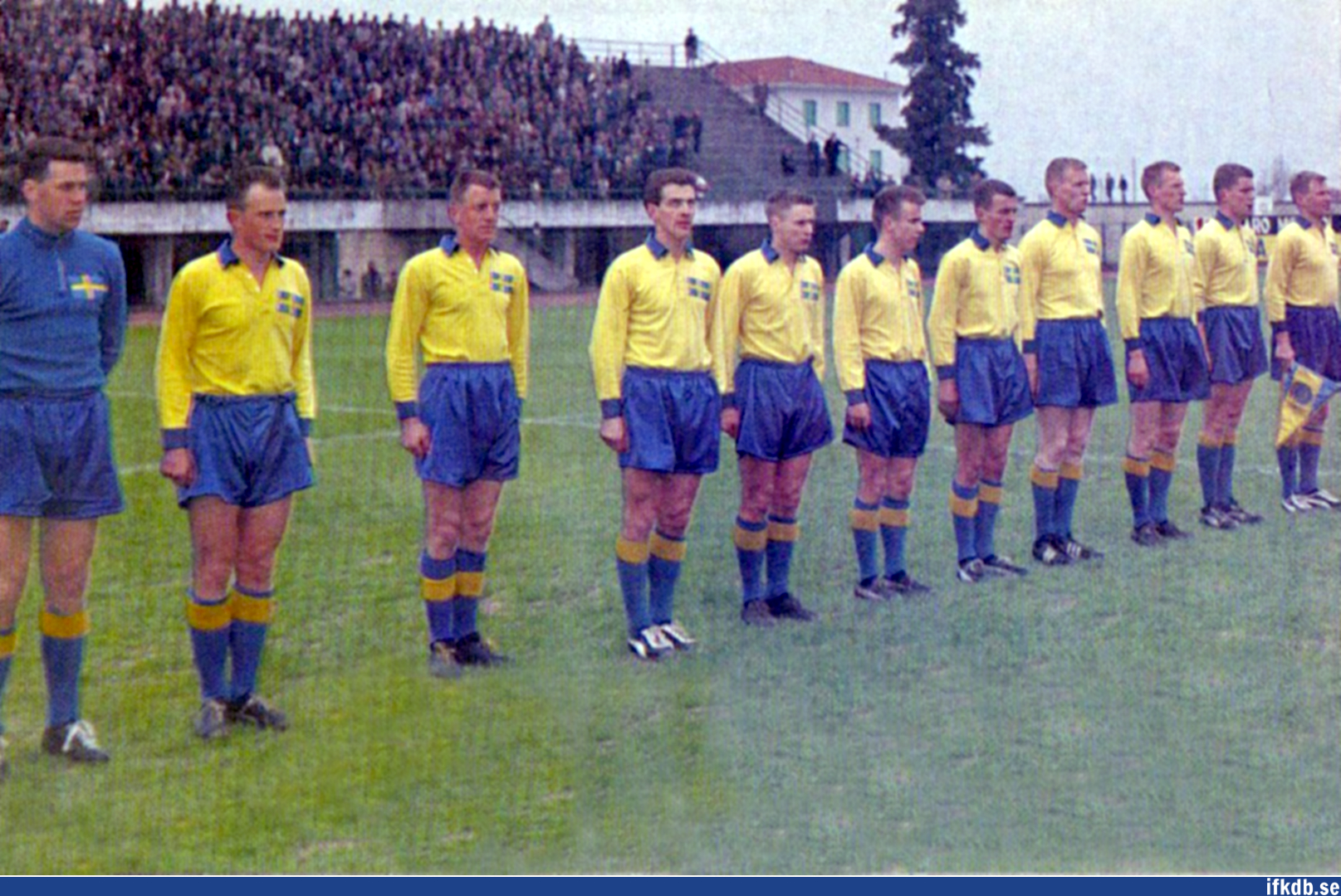 Bebben som nummer tre från vänster, med landslaget i Italien 1961. Näst längst till höger ses Lennart Nilsson. Bebben gjorde båda Sveriges mål i matchen mot det lokala laget Lucchese.
