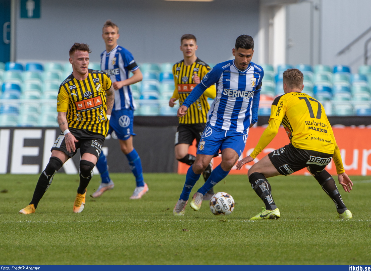 Jesper Tolinsson och Hosam Aiesh i samband med hemmamatchen mot BK Häcken 2021.