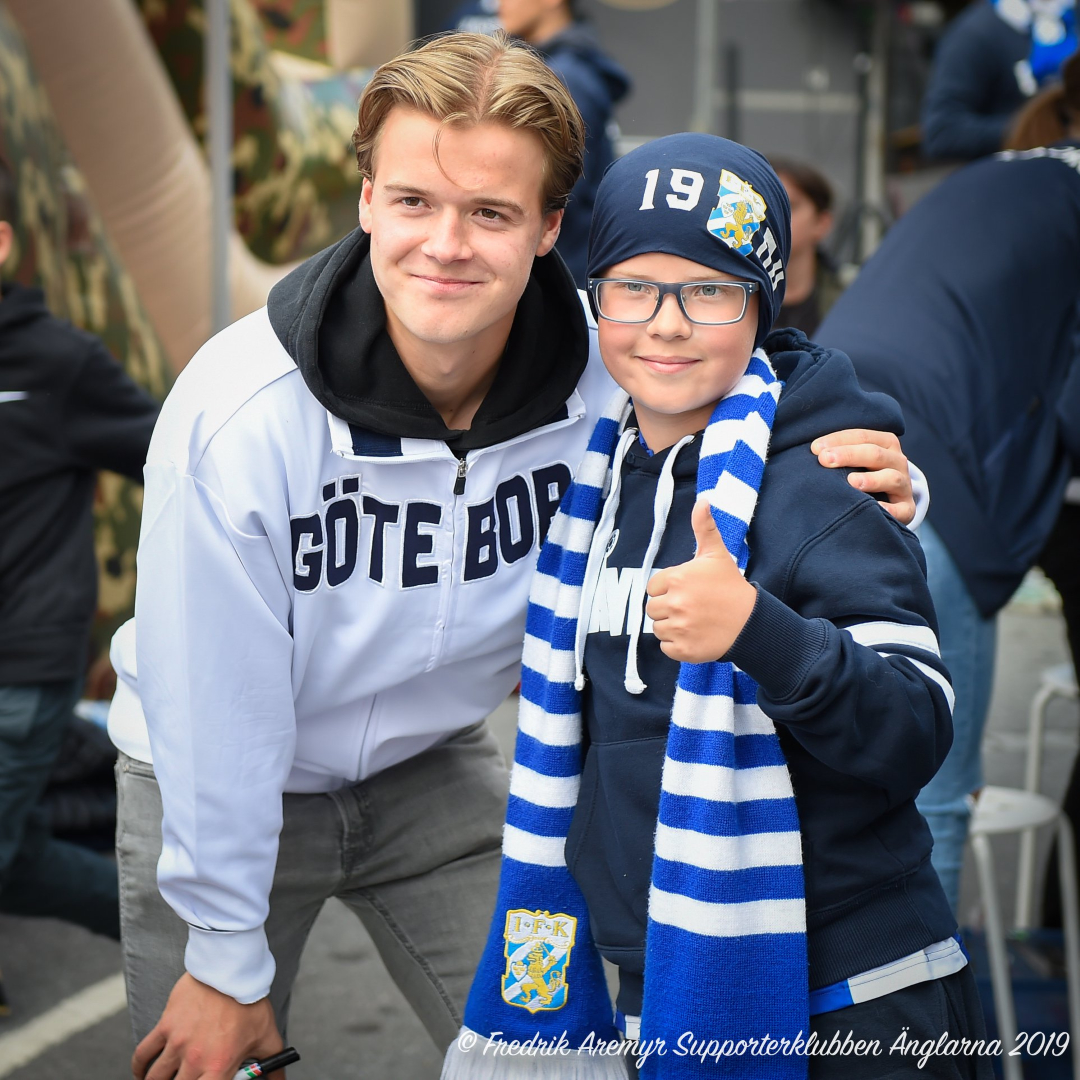 August Erlingmark tar ett foto med en ung supporter i samband med hemmamatchen mot Örebro 2019.