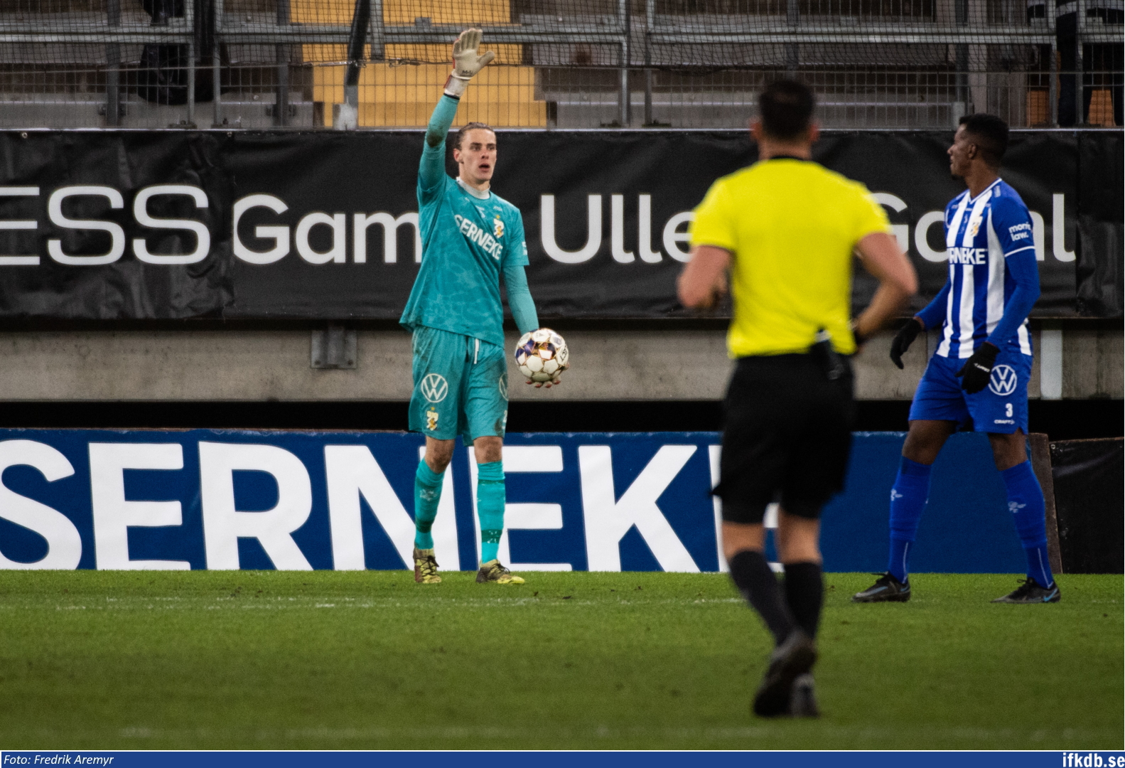 Adam Ingi Benediktsson och Bernardo Vilar i samband med hemmamatchen mot Östersunds FK 2021.