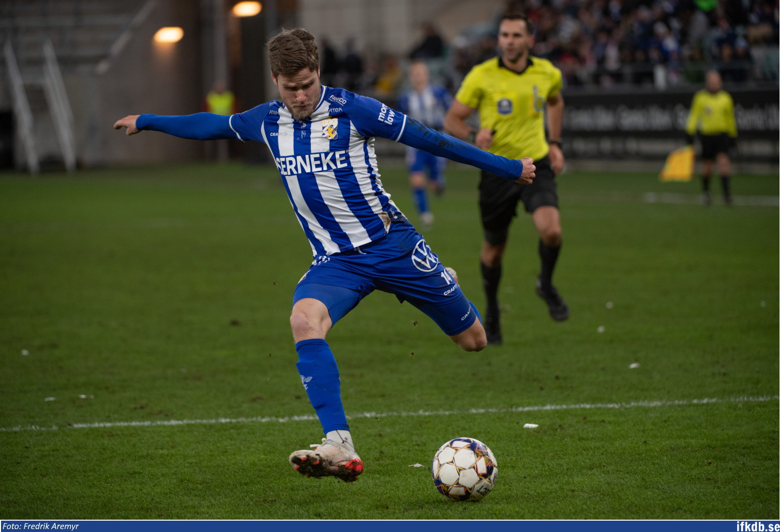 Gustaf Norlin i skottögonblicket i samband med hemmamatchen mot Östersunds FK 2021.