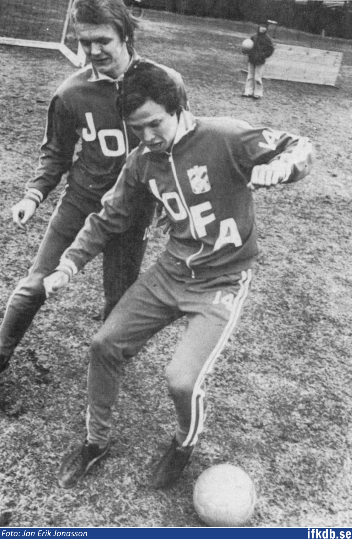 "Både Erik Nilsson (närmast bollen) och Kjell Sund, IFK Göteborgs två nyförvärv från IFK Trollhättan respektive Elfsborg dras med skador just nu" Arbetet 1973-04-05.