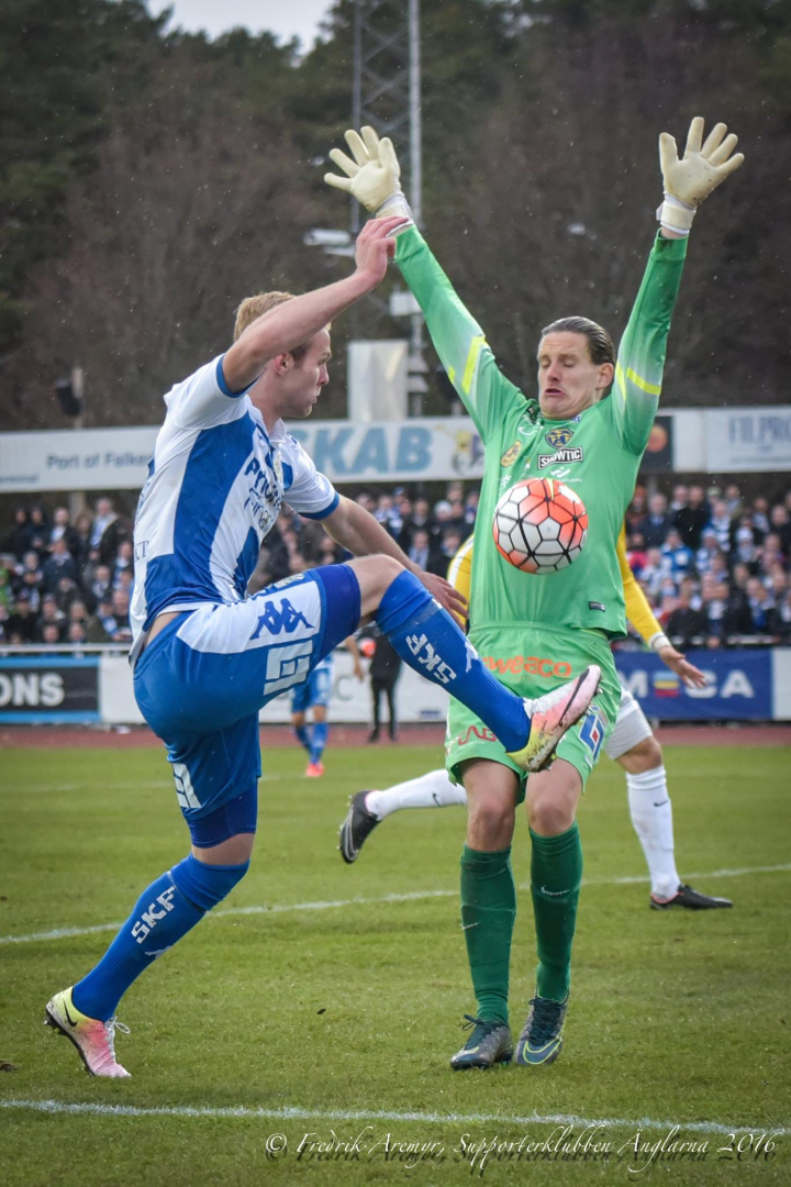 Gustav Engvall i samband med bortamatchen mot Falkenbergs FF 2016.