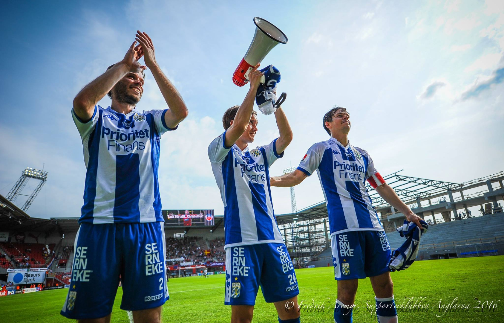 Emil Salmonsson, Patrik Karlsson Lagemyr och Mads Albæk i samband med bortamatchen mot Helsingborg 2016.