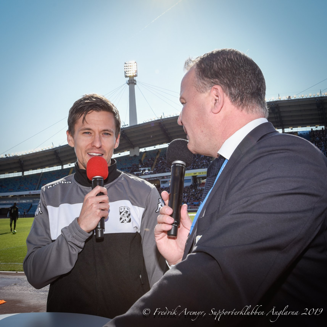 Hemvändaren Lasse Vibe intervjuas av speaker Mikael Johansson i samband med hemmamatchen mot Elfsborg 2019.