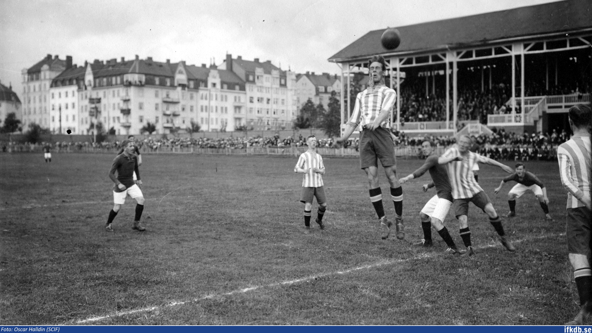 Finalen mellan Göteborg och Stockholm i Svenska spelen 1916 (4-2). Konrad Törnqvist nickar, till vänster ses Caleb Schylander och till höger Valdus Lund.