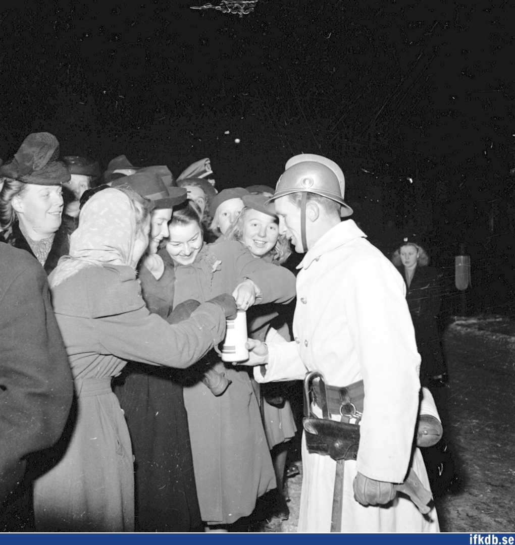 Brandmannen Arne Nyberg med Luciakandidaterna 1945.