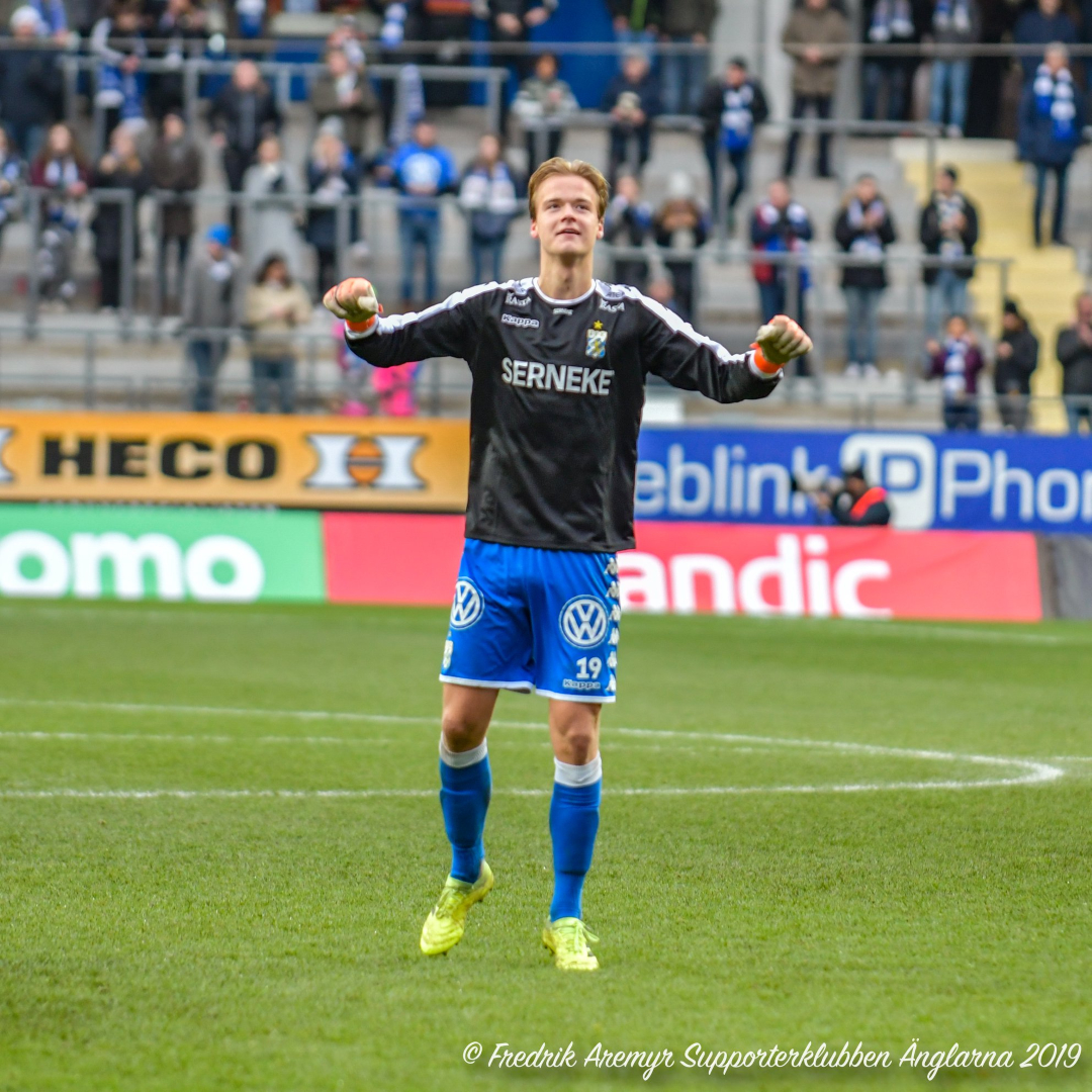 August Erlingmark som målvakt i samband med hemmamatchen mot Östersunds FK 2019.