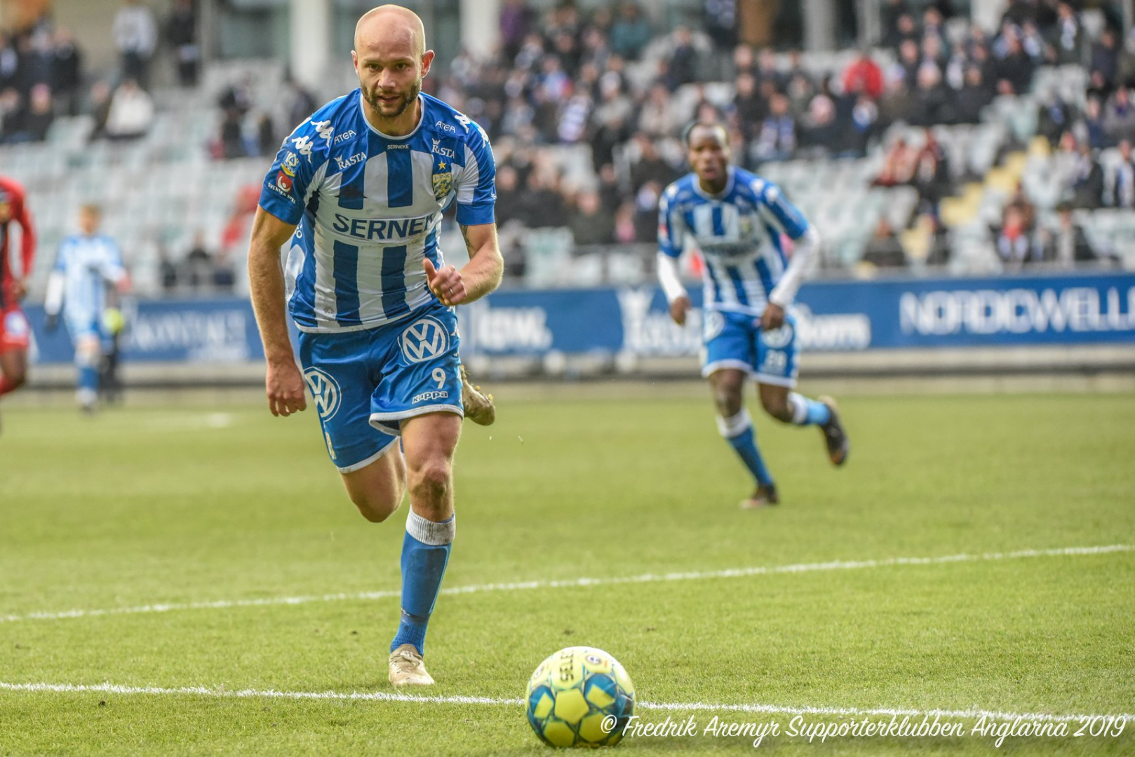 Robin Söder med bollen och i bakgrunden ses Alhassan Yusuf i samband med hemmamatchen mot Östersunds FK 2019.