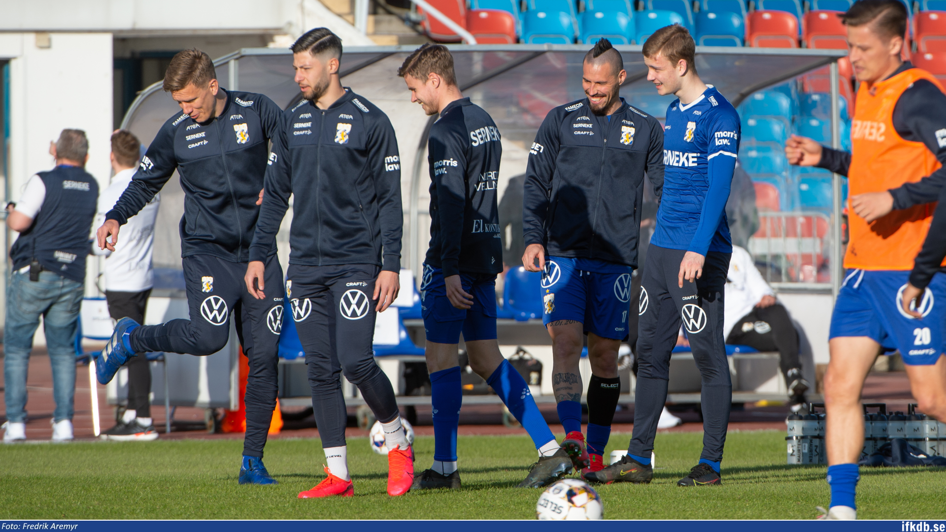 Pontus Wernbloom, Kevin Yakob, Gustaf Norlin, Marek Hamšík, Alfons Nygaard och Simon Thern på uppvärmningen inför hemmamatchen mot AIK 2021.