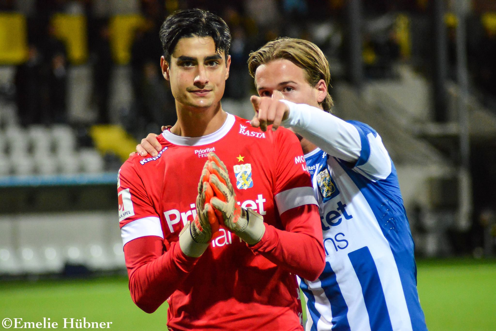 Tom Amos och August Erlingmark i samband med bortamatchen mot BK Häcken 2018.