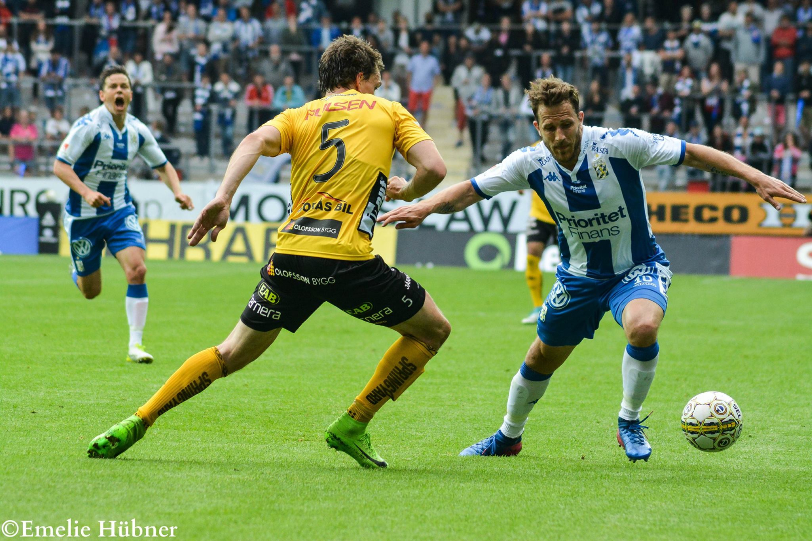 Tobias Hysén i samband med hemmamatchen mot IF Elfsborg 2017. I bakgrunden ses Mads Albæk.