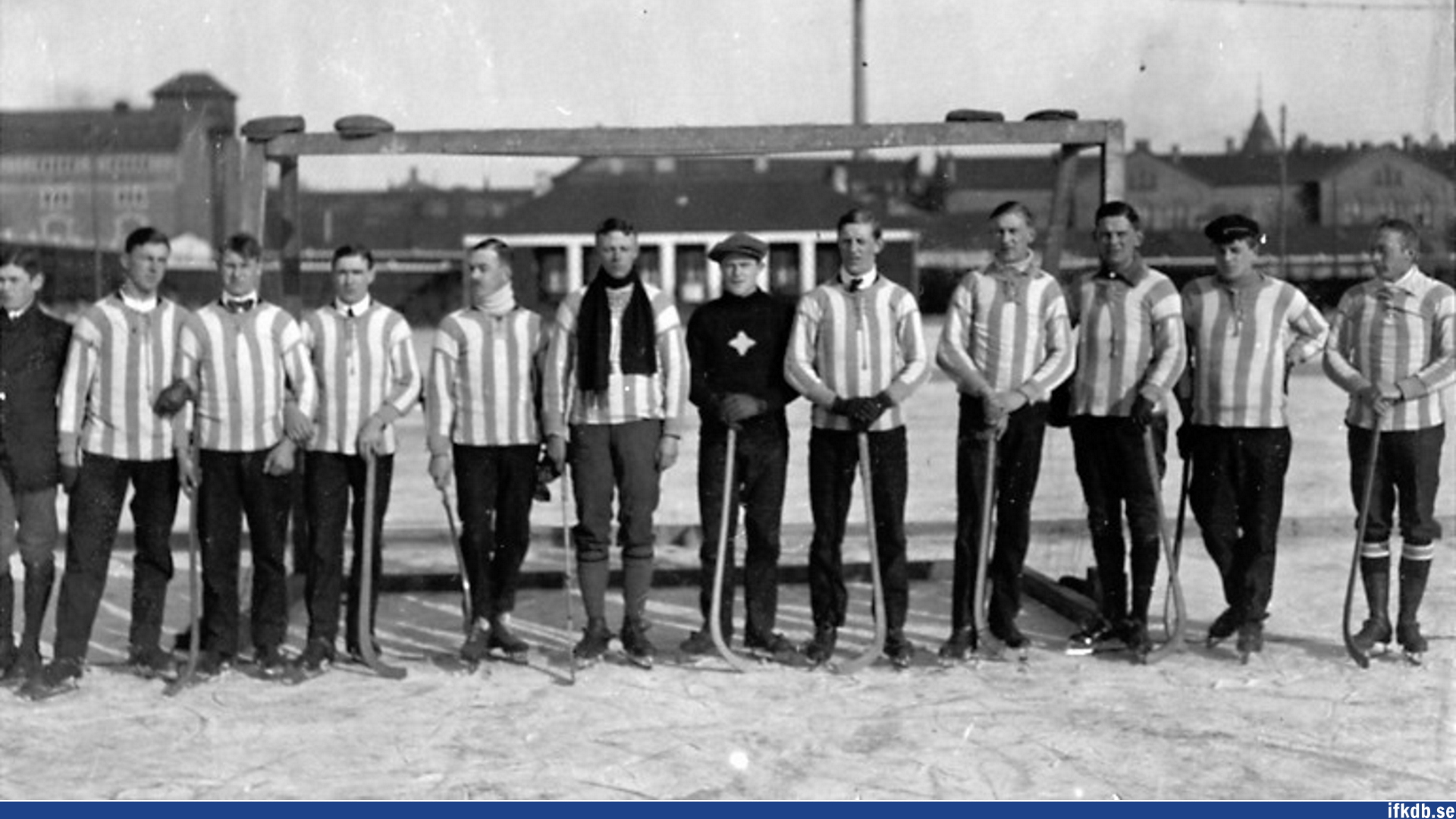 Bandylaget 1917, fr.v: ?, Mauritz Sandberg, Erik Hjelm, Ragnar Gyring, Carl Sjöberger, ?, Sven Rylander, Henry Almén,  Carl Söderbom, Arvid Mellin, ? och Carl Linde.