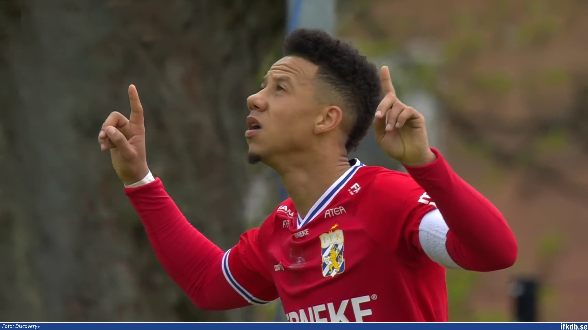 Målskytten Tobias Sana i samband med bortamatchen mot Halmstads BK 2021.