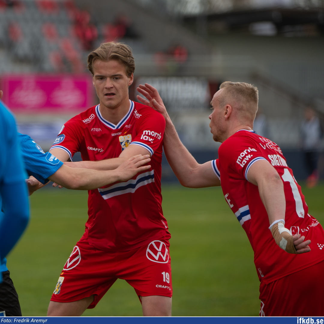 August Erlingmark och Kolbeinn Sigthórsson i samband med bortamatchen mot Halmstads BK 2021.
