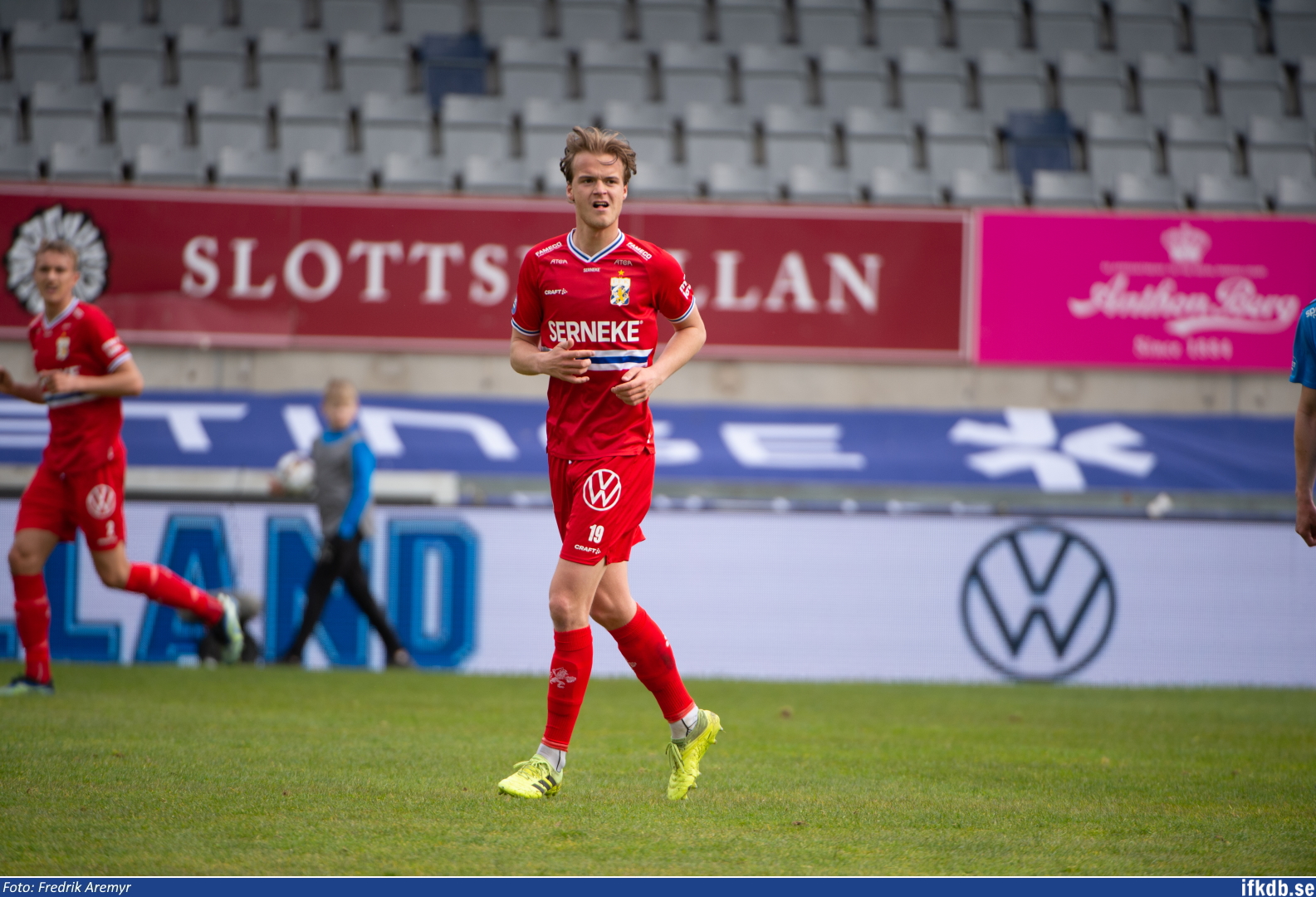 August Erlingmark i samband med bortamatchen mot Halmstads BK 2021. Till vänster ses Jesper Tolinsson.