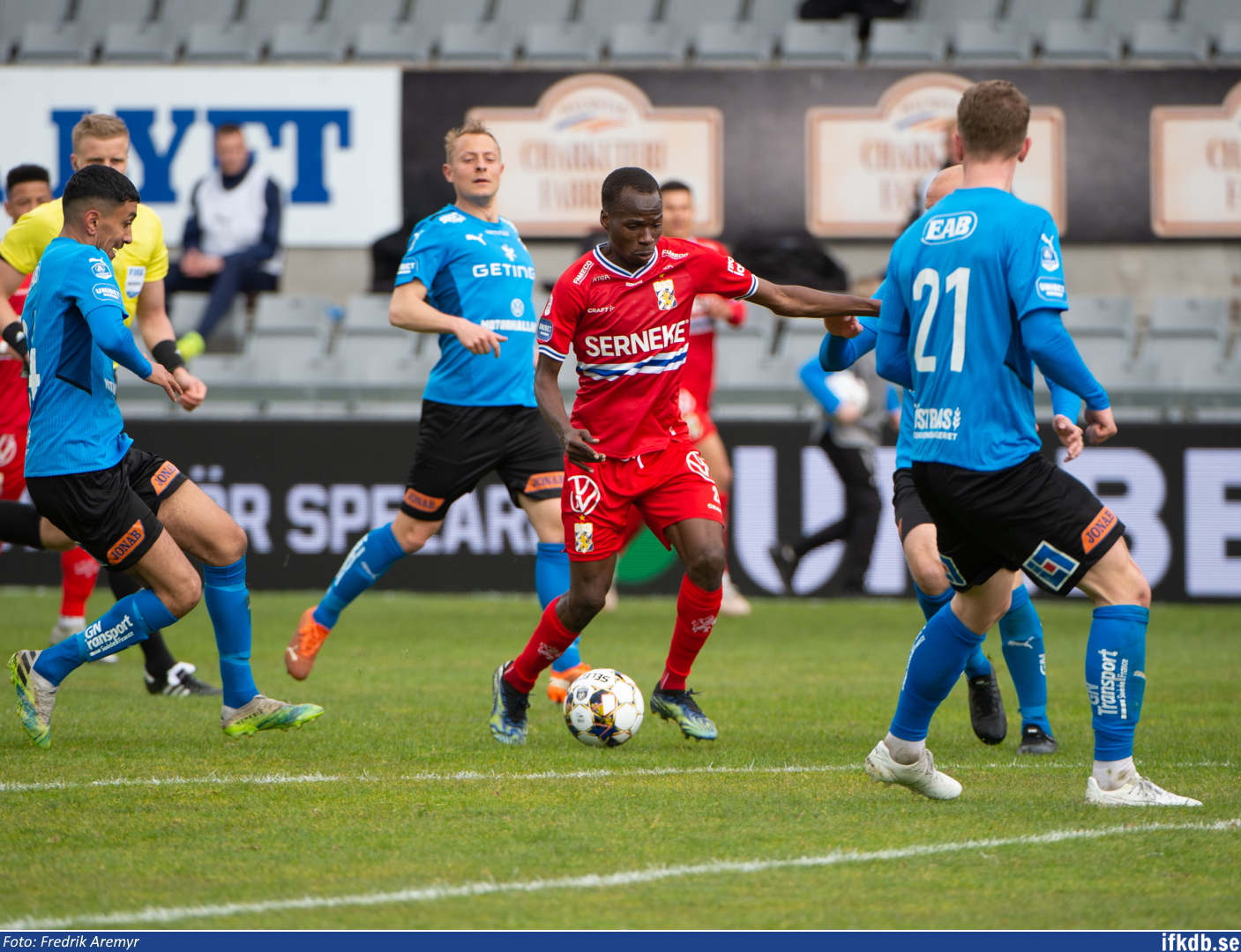 Alhassan Yusuf i samband med bortamatchen mot Halmstads BK 2021. Bakom honom ses tidigare Blåvittspelaren Joel Allansson.