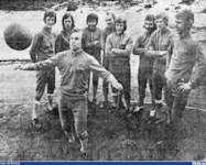 "Svaret på IFK-supporterns bön... Erik Nilsson jonglerar framför några blåvita kolleger: fr. v. Sven Larsson, Donald Niklasson, Ralf Blom, Kent Augustsson, Esse Österman, Reine Olausson, Rolf Blomqvist" GP 1973-04-13